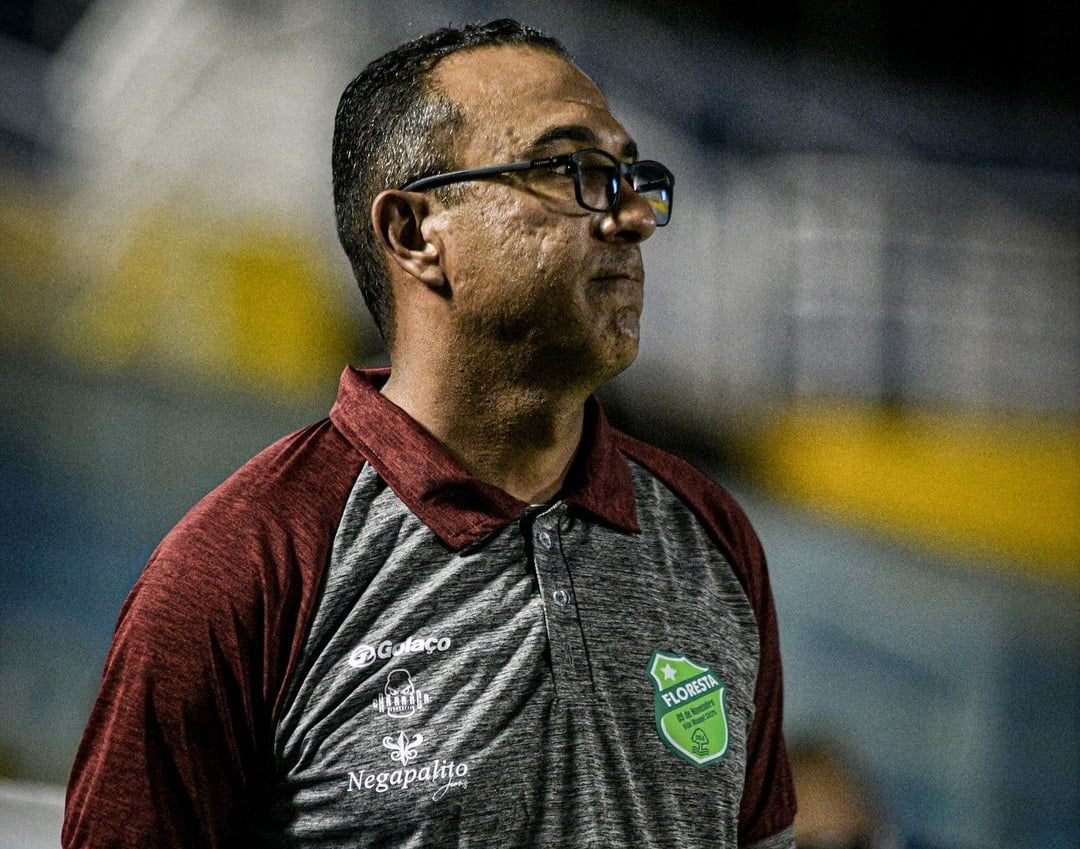 Floresta anuncia a saída do técnico Felipe Surian