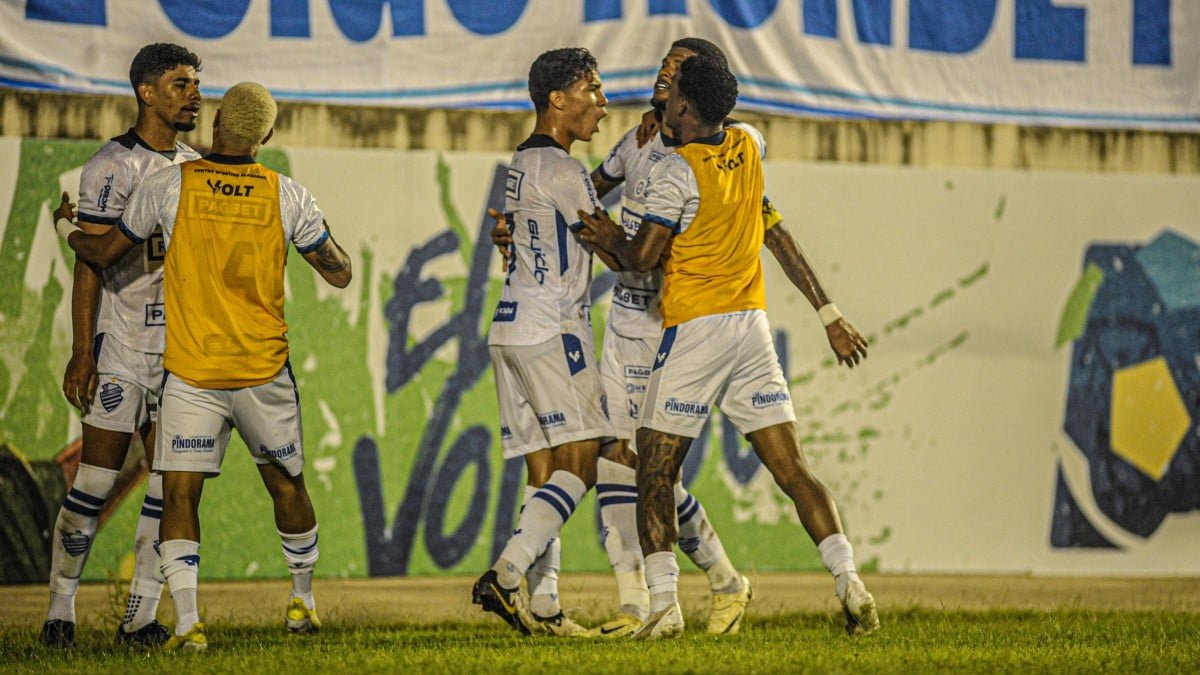 Jogadores do CSA comemoram gol marcado contra o Confiança