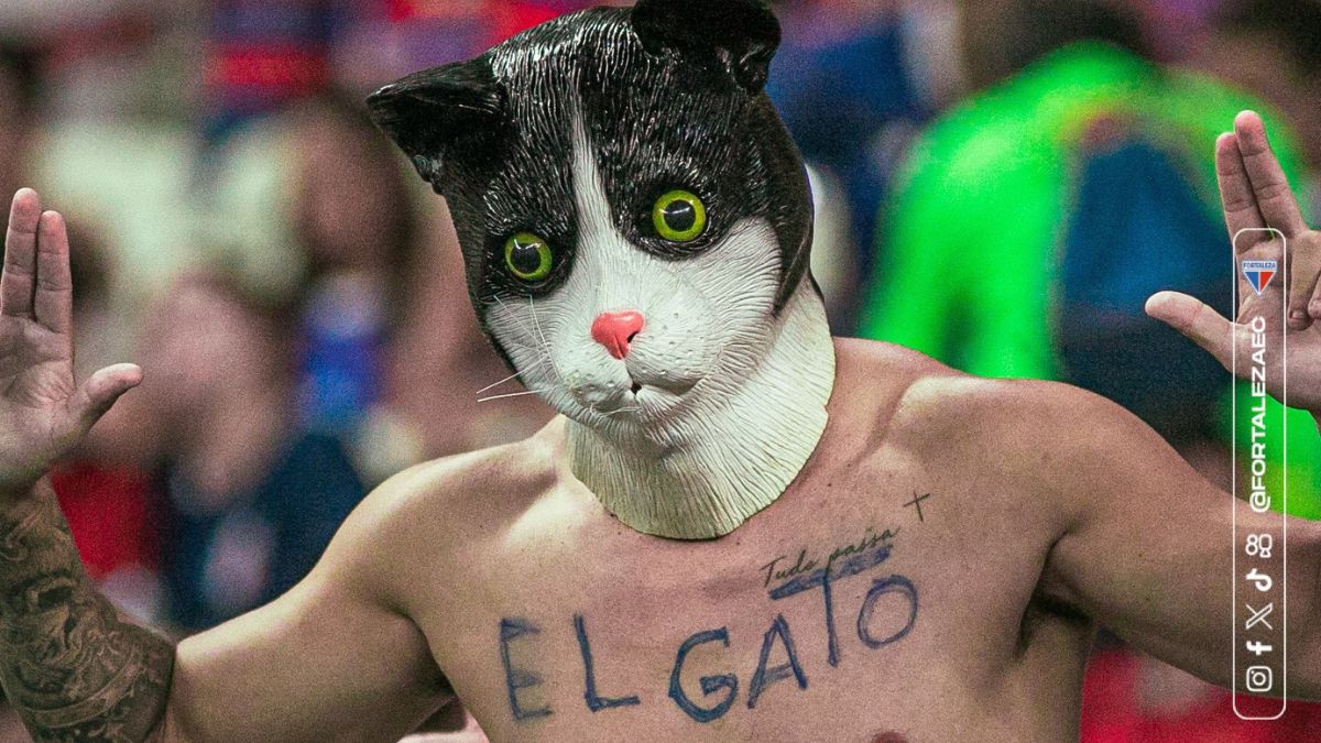 Torcedor fantasiado de “El Gato” viraliza em comemoração de gol de Lucero, do Fortaleza