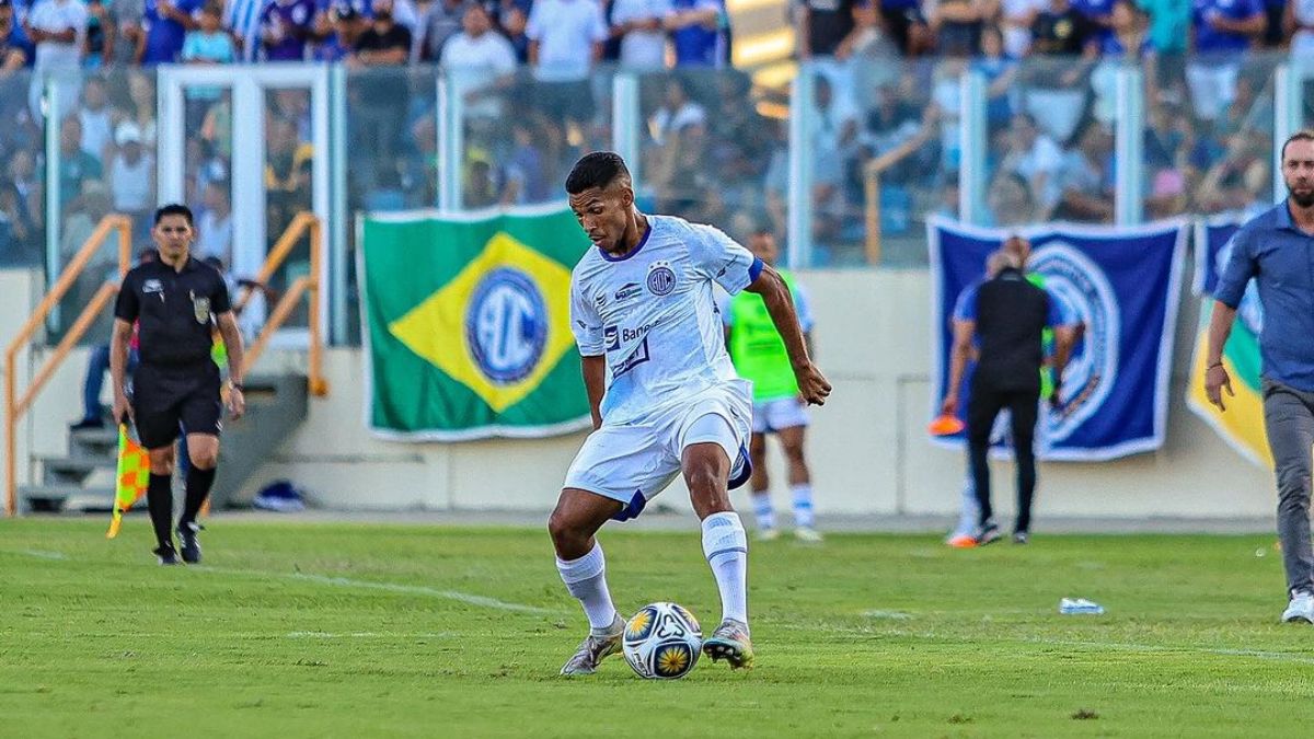 Confiança rescinde contrato com volante Rodrigo Souza