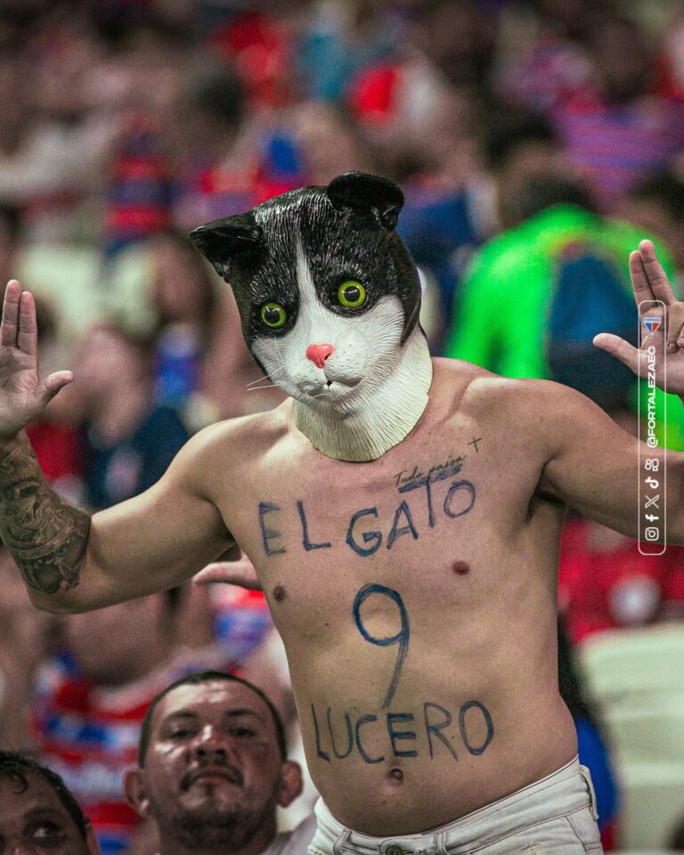 Torcedor fantasiado de "El Gato" viraliza em comemoração de gol de Lucero, do Fortaleza 1 Torcedor do Fortaleza fantasiado de El Gato em homenagem ao atacante Lucero, após o gol na final da Copa do Nordeste 2024 contra o CRB na Arena Castelão.