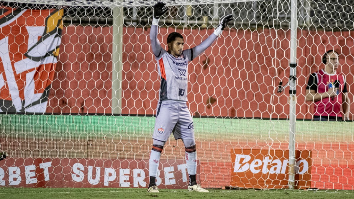 No Barradão, Vitória bate o Atlético-MG e deixa a zona de rebaixamento da Série A 2 Lucas Arcanjo, goleiro do Vitória