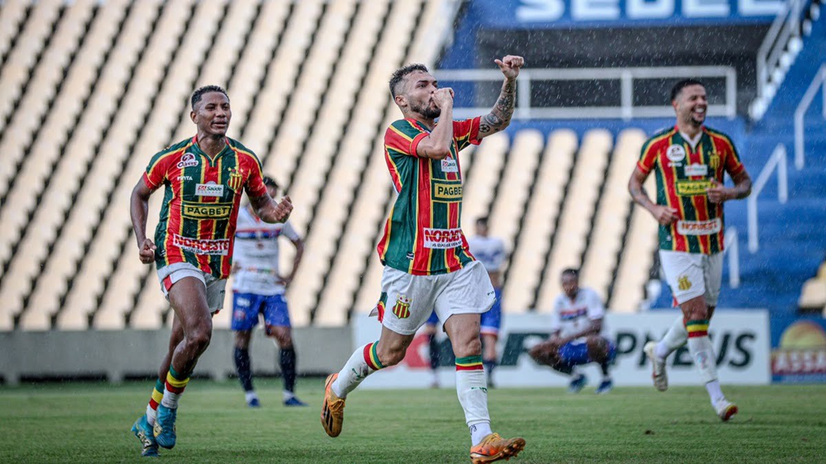 Nadson, meia-atacante do Sampaio Corrêa, comemora gol marcado na final do Campeonato Maranhense, contra o Maranhão