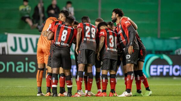 Time do Vitória reunido antes de partida contra o Juventude, pelo Brasileirão