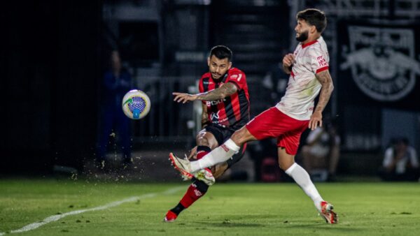 Vitória só venceu 3 dos últimos 10 jogos contra o Bragantino 1 Willean Lepo, lateral do Vitória em jogo contra o Bragantino