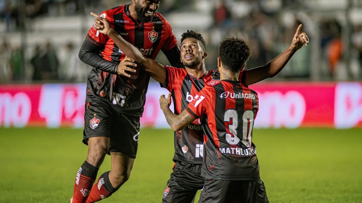 Vitória empata com o Juventude, chega ao 8º jogo sem ganhar no Brasileirão e segue na lanterna 3 Willian Oliveira, do Vitória, comemora gol marcado contra o Juventude