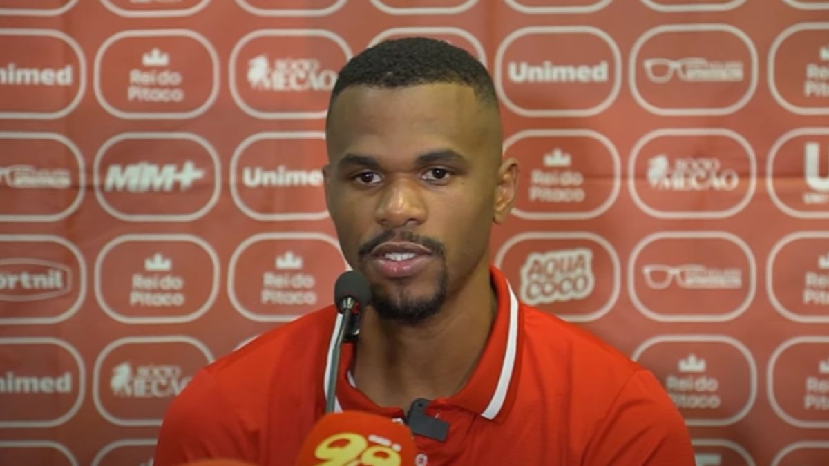 Atacante do América-RN explica gesto para a torcida após gol: “Para dizer que estou trabalhando em silêncio”