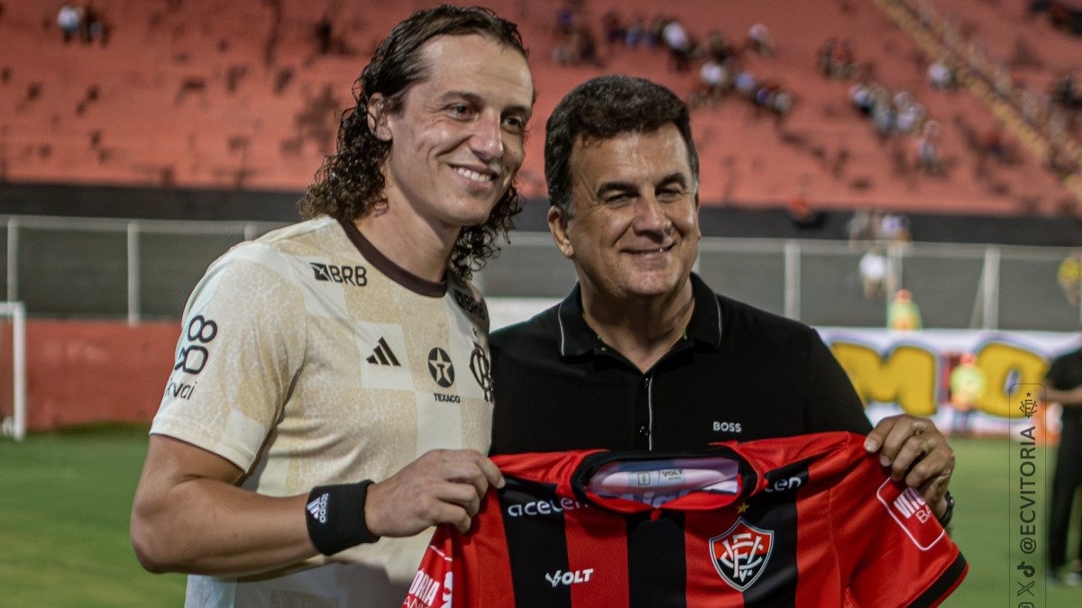 Cria do Vitória, David Luiz é homenageado antes de partida contra o Flamengo