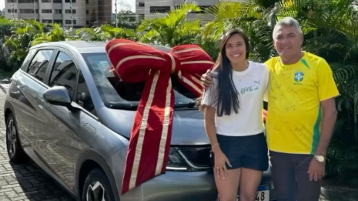 Lateral potiguar da Seleção Feminina presenteia pai com carro novo e emociona nas redes sociais; veja