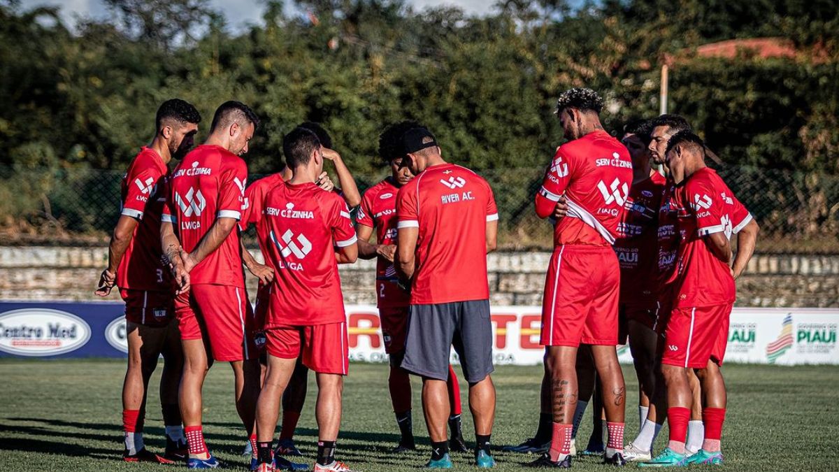 Suspensos, quatro jogadores desfalcam o River-PI no clássico contra o Altos