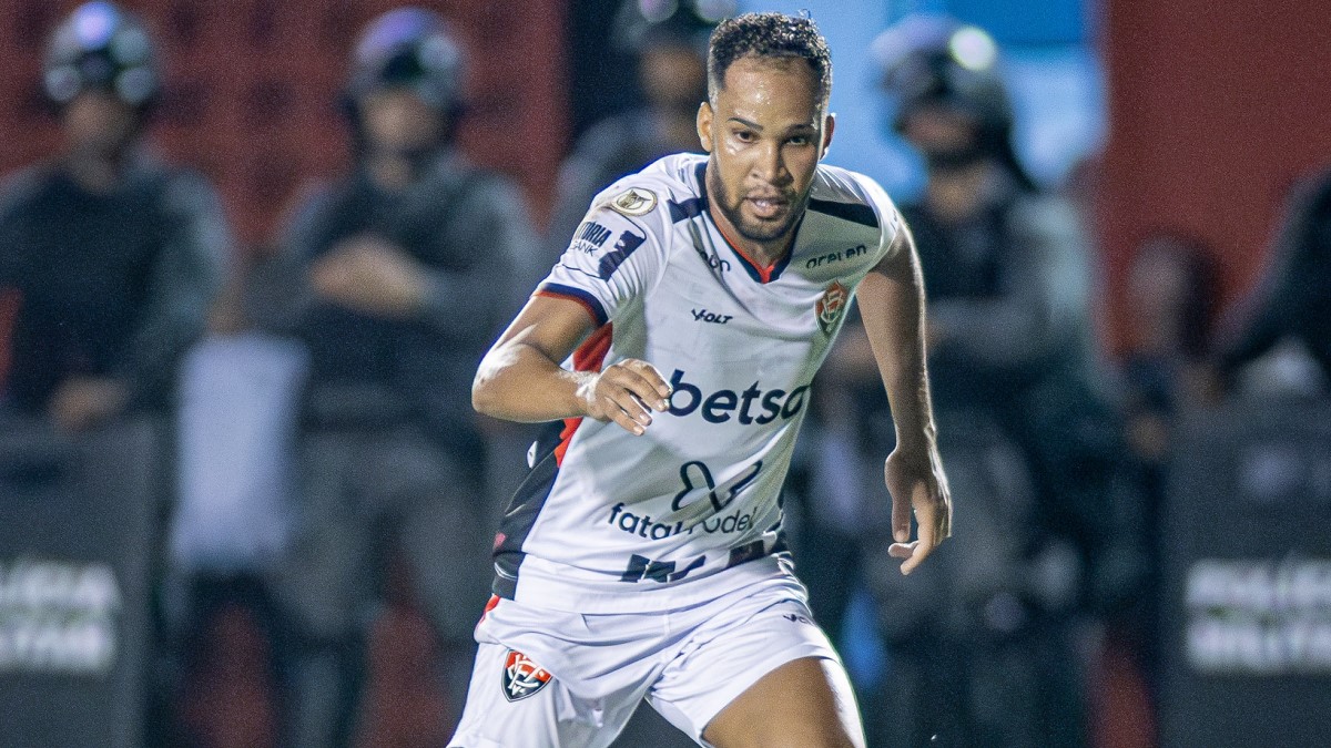 Autor de gol contra o Flamengo, Everaldo lamenta 4º revés seguido do Vitória na Série A: “Pedir desculpas ao torcedor”