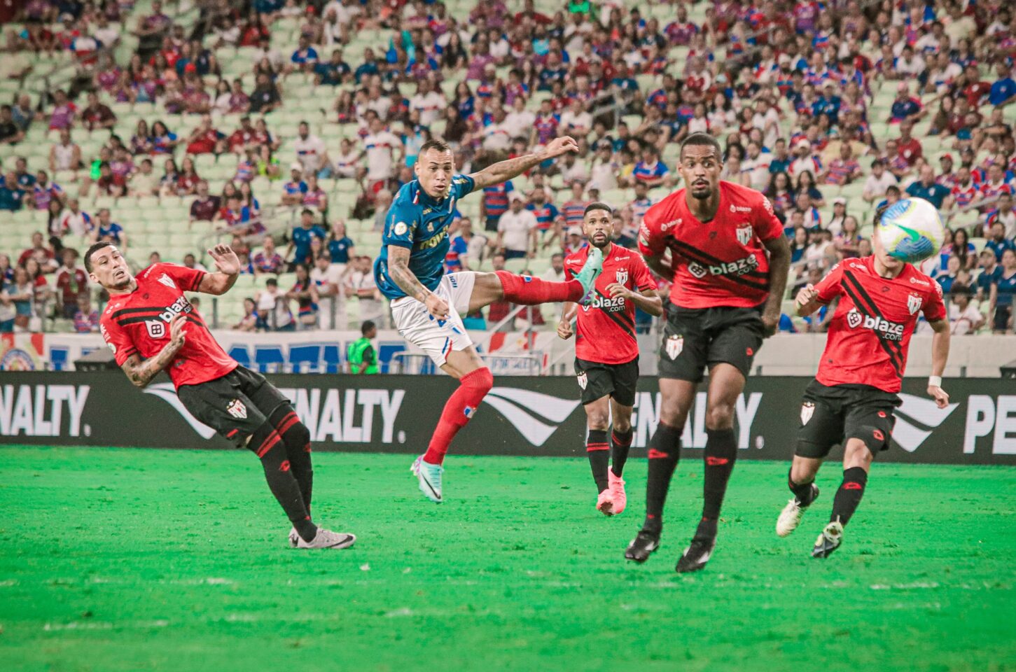 Fortaleza vence Atlético-GO no Castelão e entra no G4 do Brasileiro 1 Fortaleza em partida contra o Atlético-GO pela Série A