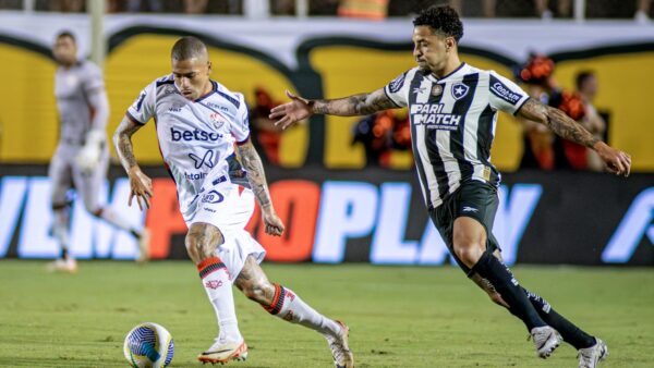 Lucas Esteves, lateral-esquerdo do Vitória