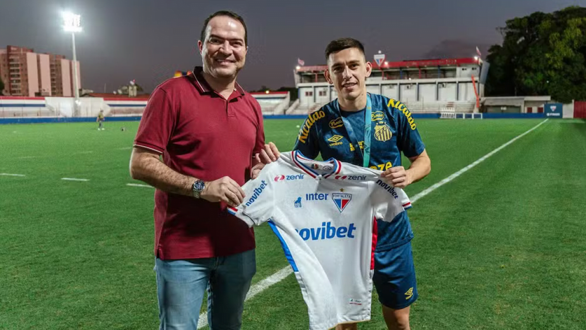 Fortaleza homenageia lateral Escobar, hoje no Santos, com medalha de campeão da Copa do Nordeste