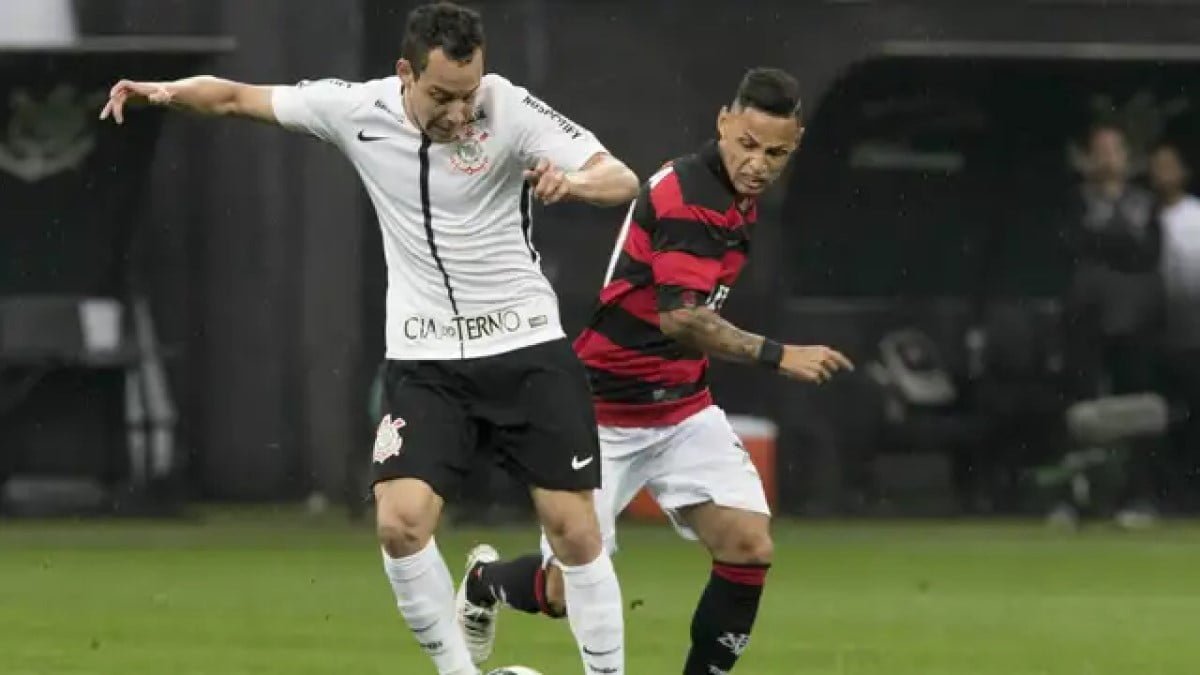 Atacante Neilton, contra o meia Rodriguinho, na única vez que o Vitória venceu o Corinthians fora de casa na história, em 2017