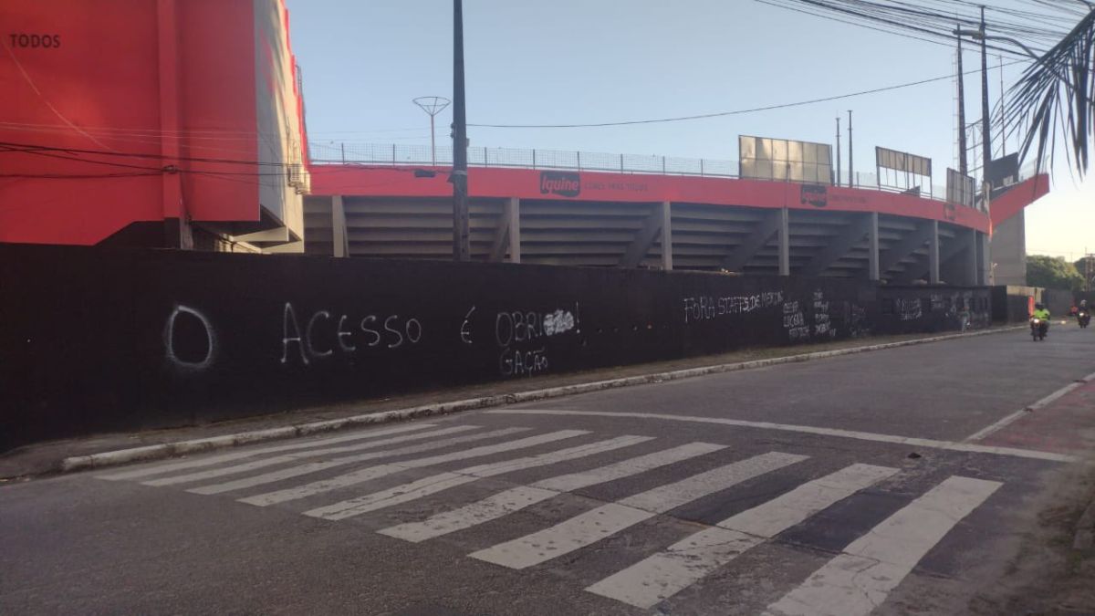 Com Sport há três jogos sem vencer, torcida picha muro da Ilha do Retiro em protesto: “Acesso é obrigação”