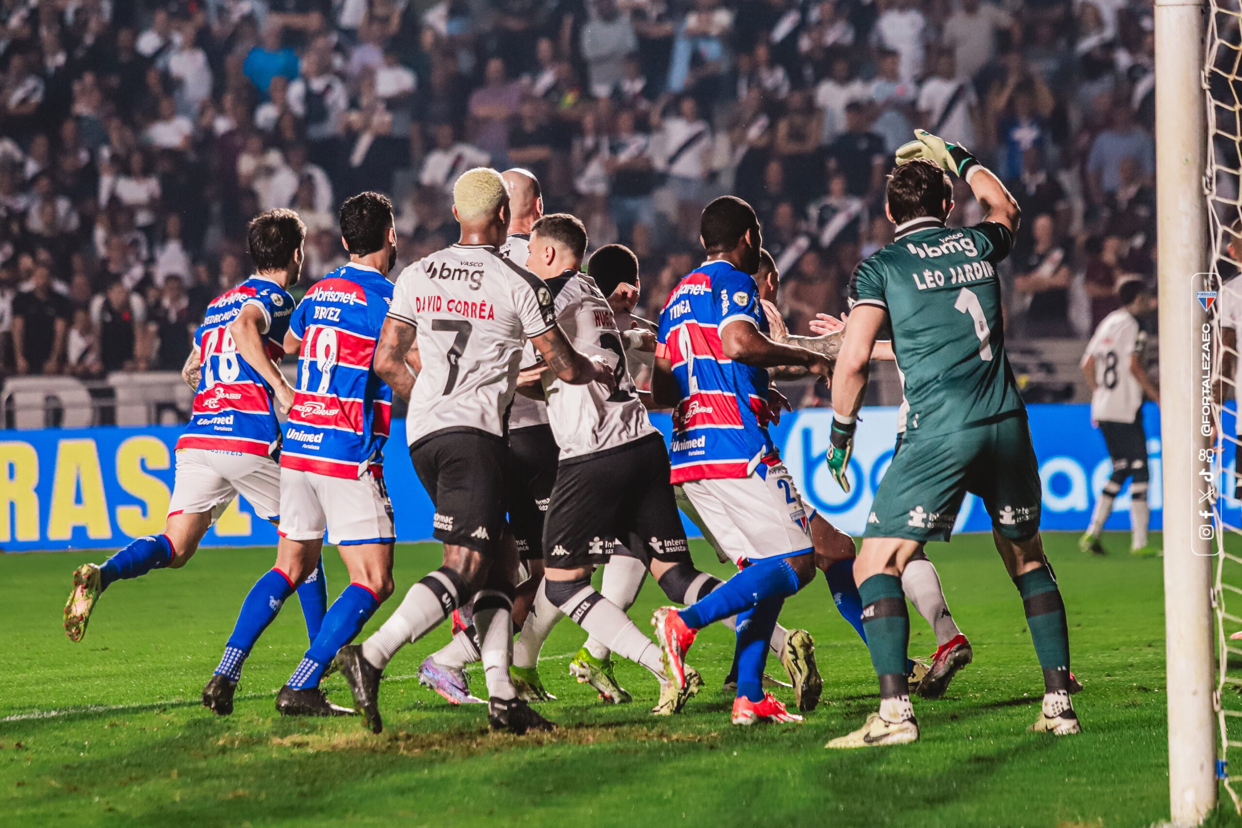 Com um a menos, Fortaleza perde para o Vasco e quebra sequência positiva na Série A