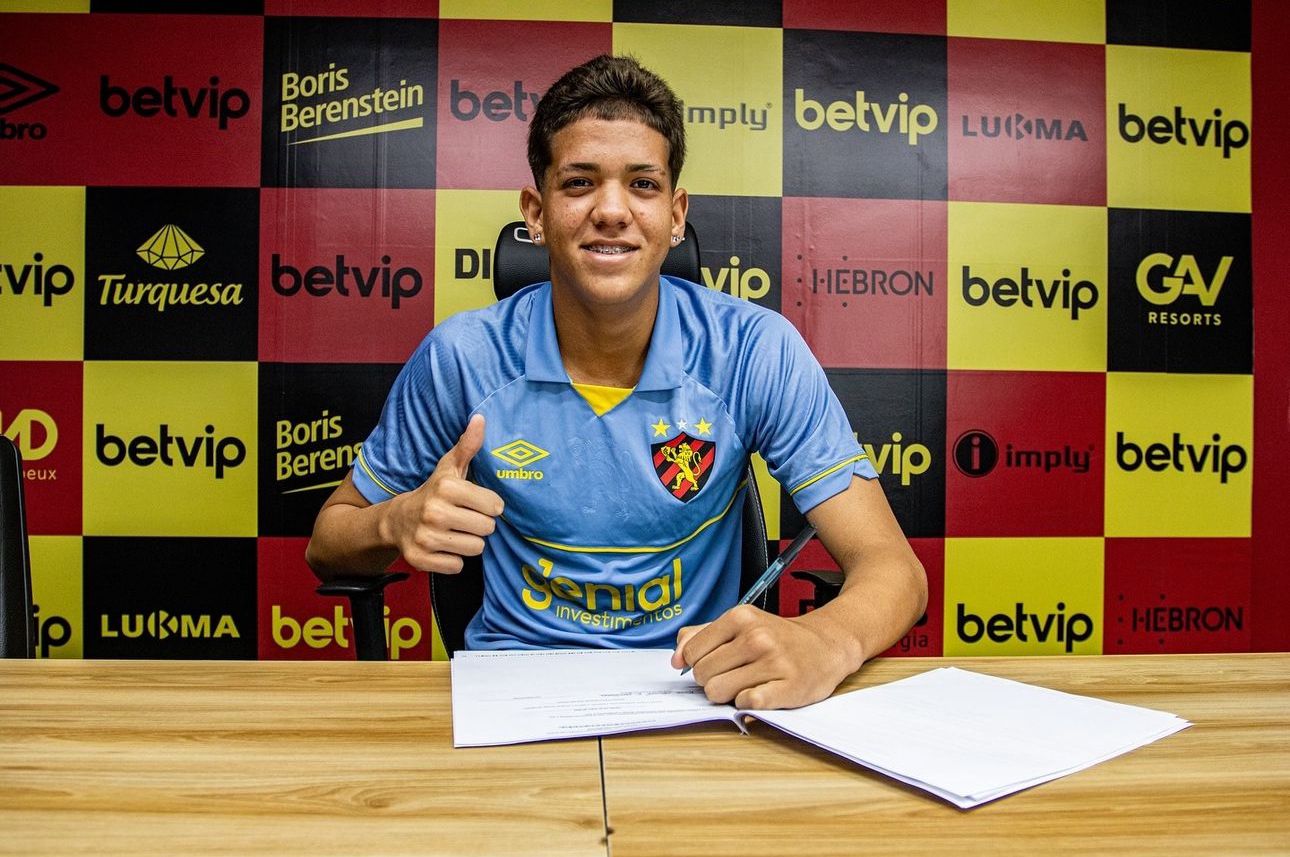 Com multa de 50 milhões de euros, joia da base assina primeiro contrato com o Sport; clube também acerta com goleiro 1 Posts