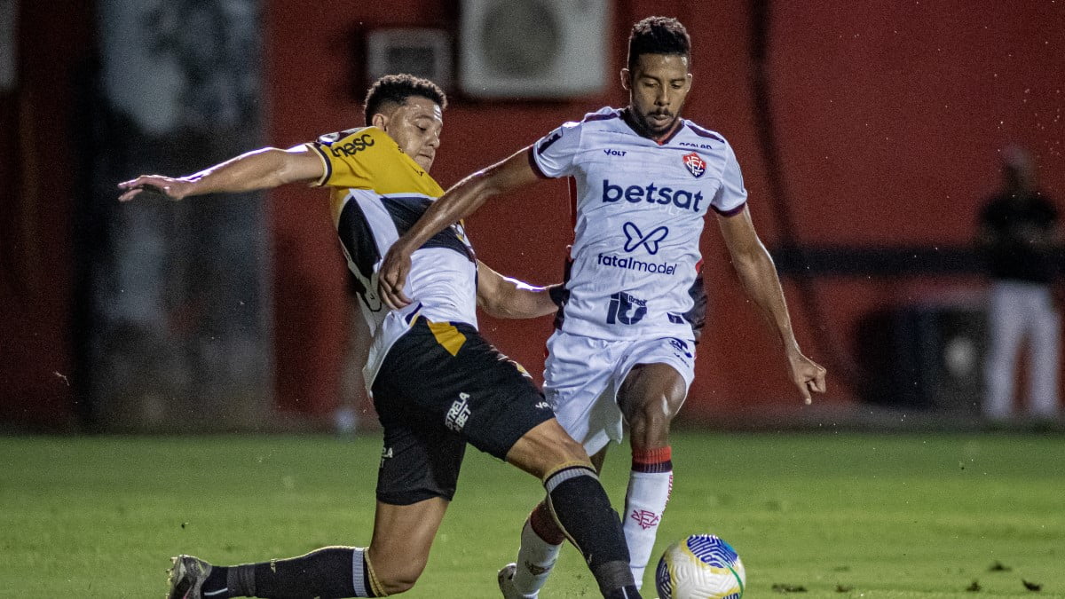 Alerrandro se destaca, Vitória vence o Criciúma e volta a se afastar do Z-4 da Série A 4 Willian Oliveira, volante do Vitória