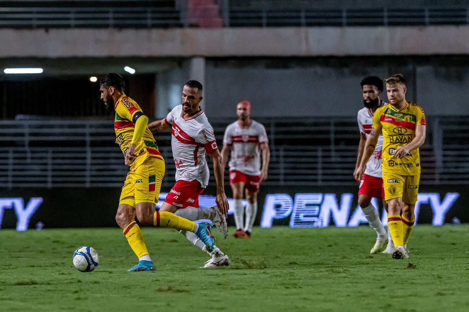 Nos acréscimos, CRB cede o empate para o Brusque e permanece na zona de rebaixamento da Série B