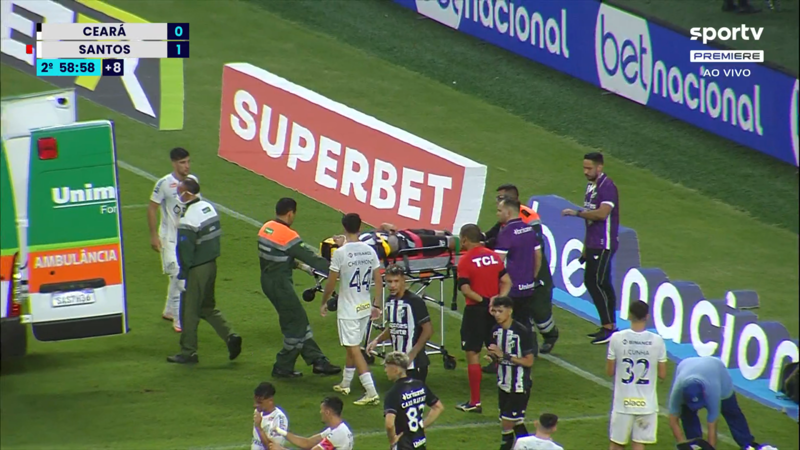 David Ricardo sai de ambulância do Castelão após choque de cabeça com gol goleiro do Santos pela Série B