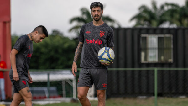 Por suspensão, Sport não terá Fabricio Domínguez e Titi Ortiz no duelo contra o Brusque 1 Titi Ortiz e Fabricio Domínguez. Foto: Igor Cysneiros / Sport Recife
