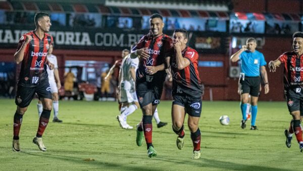 Alerrandro, atacante do Vitória, comemora golaço de bicicleta contra o Cruzeiro