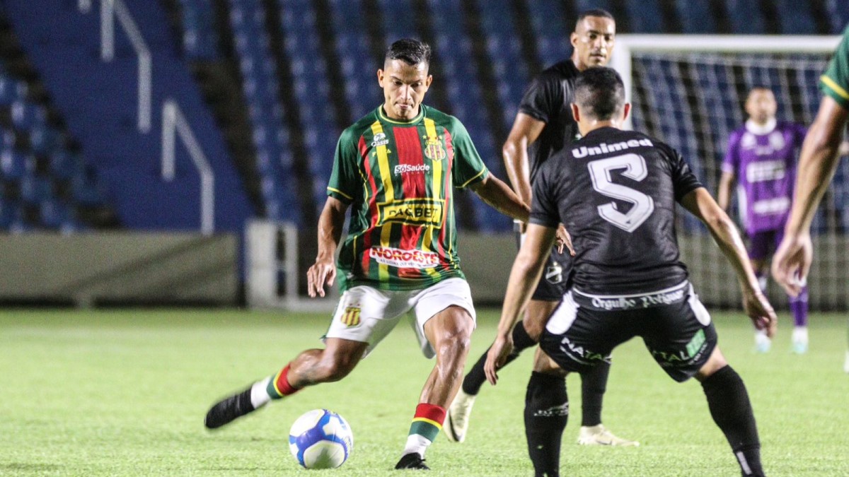 Cavi, volante do Sampaio Corrêa em jogo contra o ABC, pela Série C