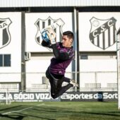 Ceará anuncia venda do goleiro César