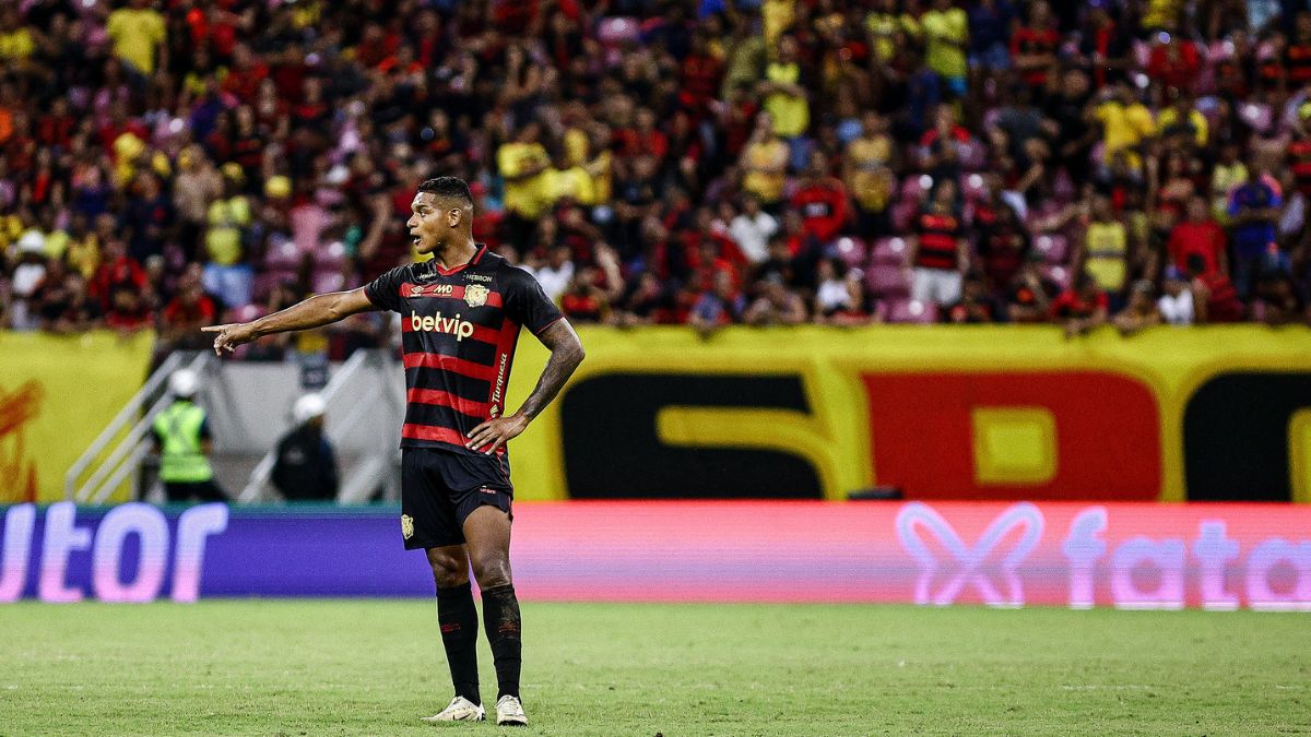 Luciano, volante do Sport, durante a Série B 2024 na Arena de Pernambuco