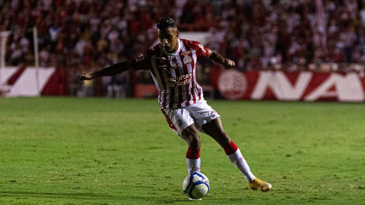 Arnaldo, lateral do Náutico