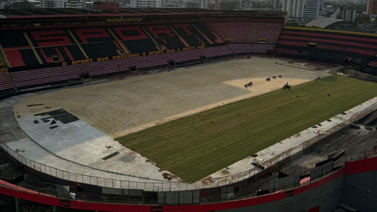 Plantio do novo gramado da Ilha do Retiro, estádio do Sport