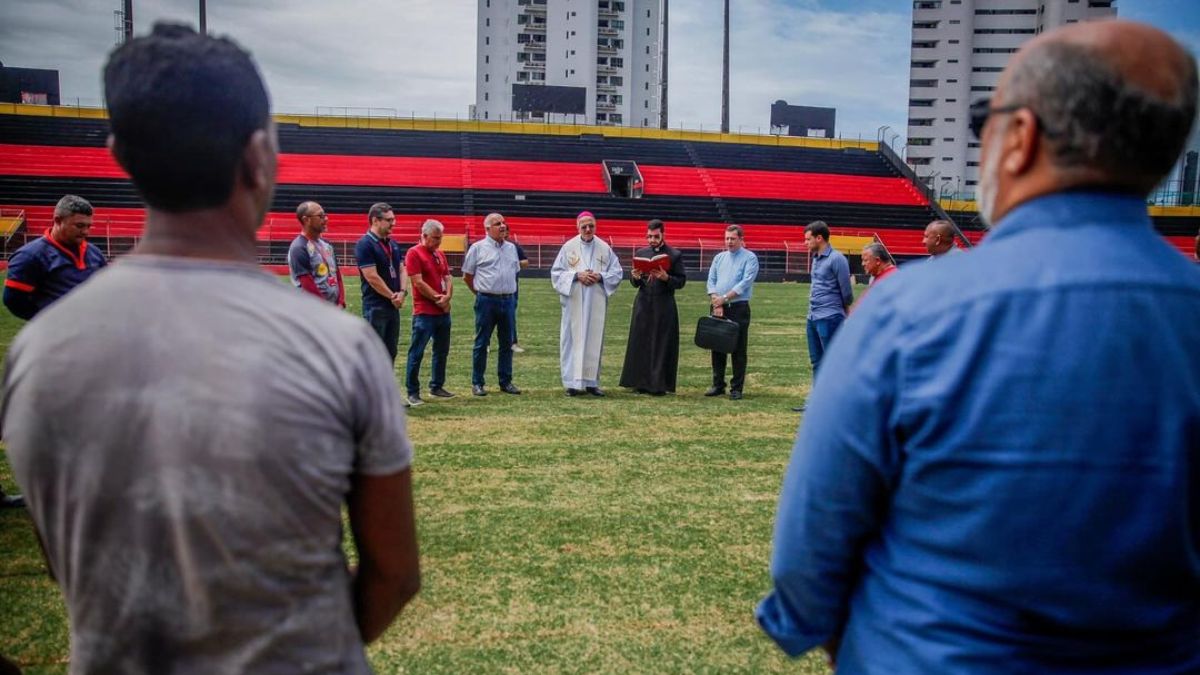 Sport finaliza plantio do gramado da Ilha do Retiro e ganha benção de arcebispo