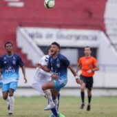 Vitória em partida do Pernambucano A2 2024. Na foto, atacante Rogério e volante Moacir