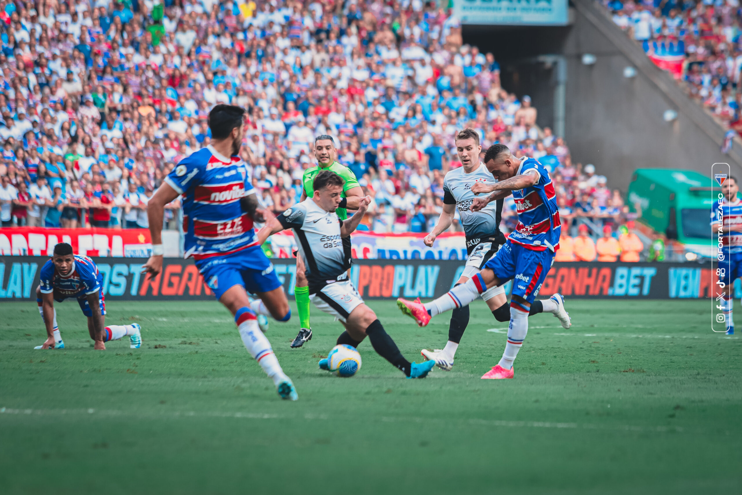 Fortaleza vence o Corinthians e assume liderança do Brasileirão