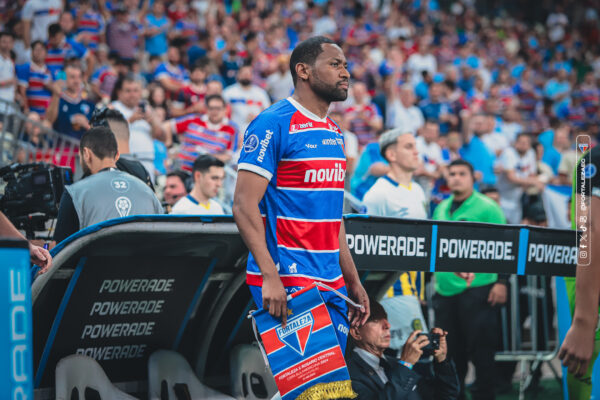 Fortaleza: sócios que realizarem check-in e não forem ao jogo sem realizar check-out serão punidos 1 Jogador do Fortaleza entrando em campo