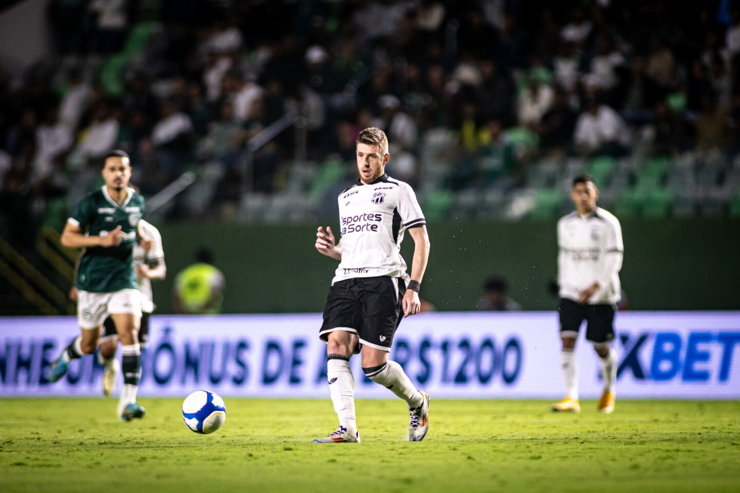 Nos acréscimos, Ceará perde para o Goiás fora de casa e fica a quatro pontos de entrar no G-4 da Série B 1 Goiás x Ceará - Série B 2024