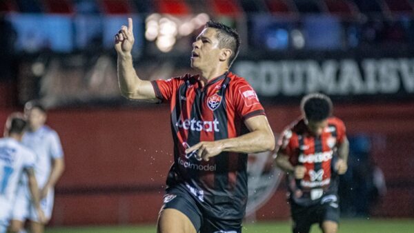 Vitória acerta a renovação contratual com Osvaldo para 2025 1 Osvaldo, atacante do Vitória em jogo contra o Cruzeiro