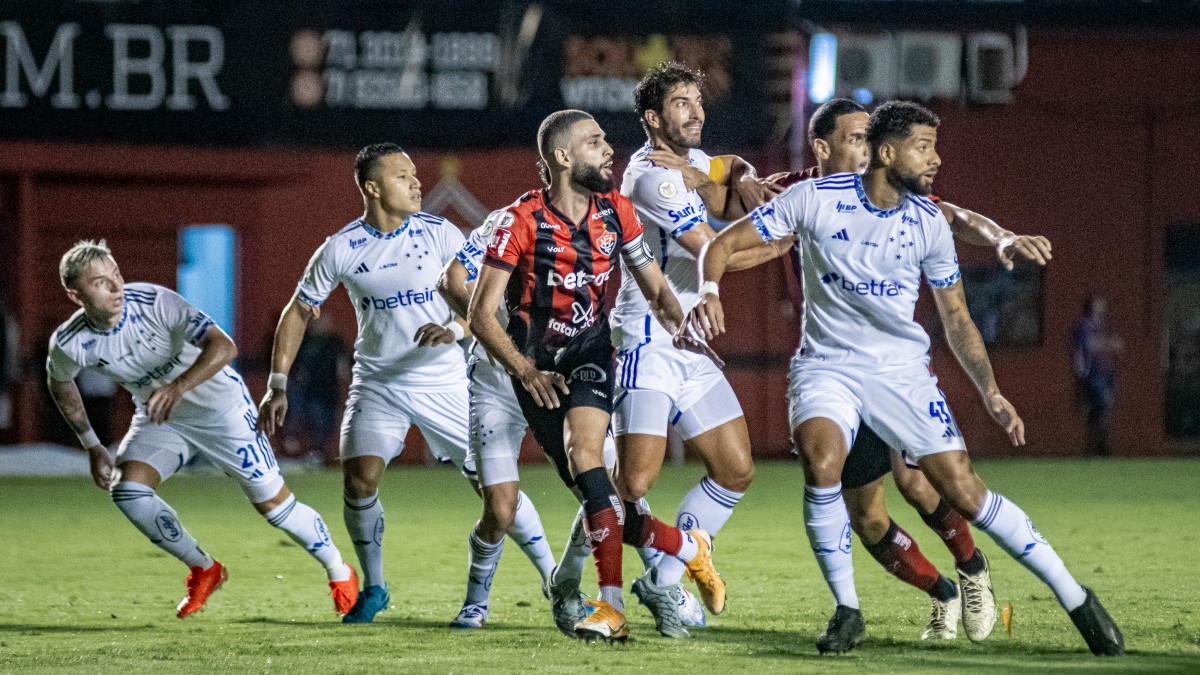 Vitória abre vantagem, mas fica com um a menos e sofre empate do Cruzeiro pela Série A