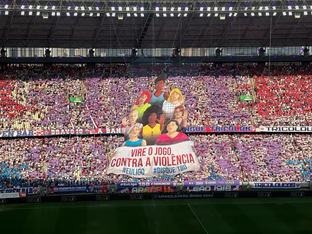 Torcida do Fortaleza executa mosaico em ação de combate a violência contra a mulher