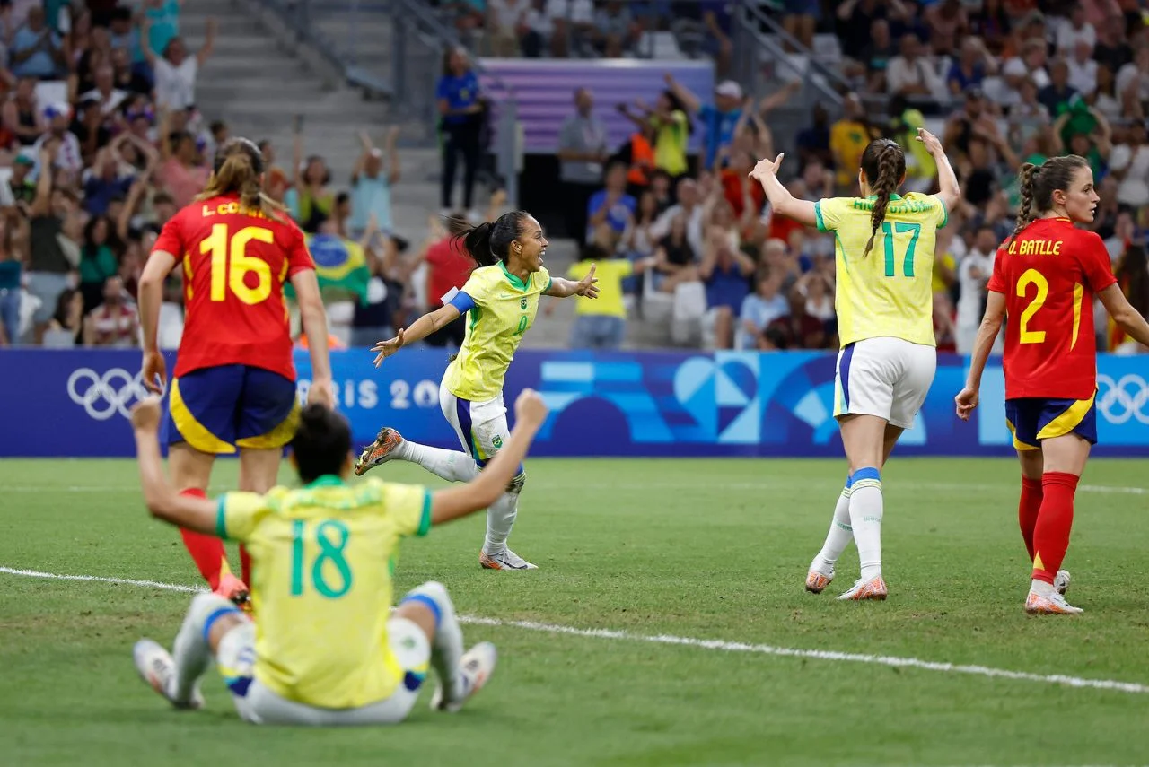 Brasil goleia a Espanha e vai buscar ouro inédito nas Olímpiadas contra os EUA no futebol feminino