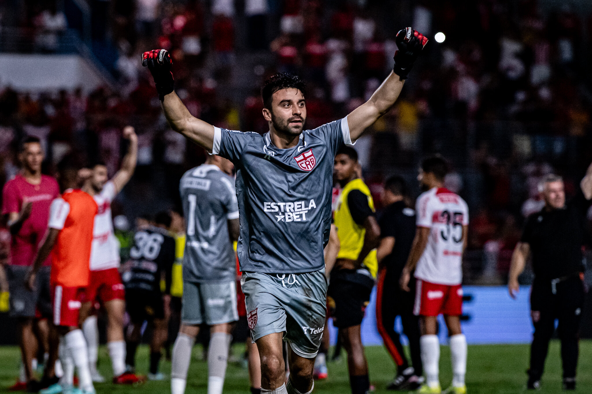 Matheus Albino chega a marca de 50 jogos no CRB e comemora: “Vivi grandes momentos com essa camisa”