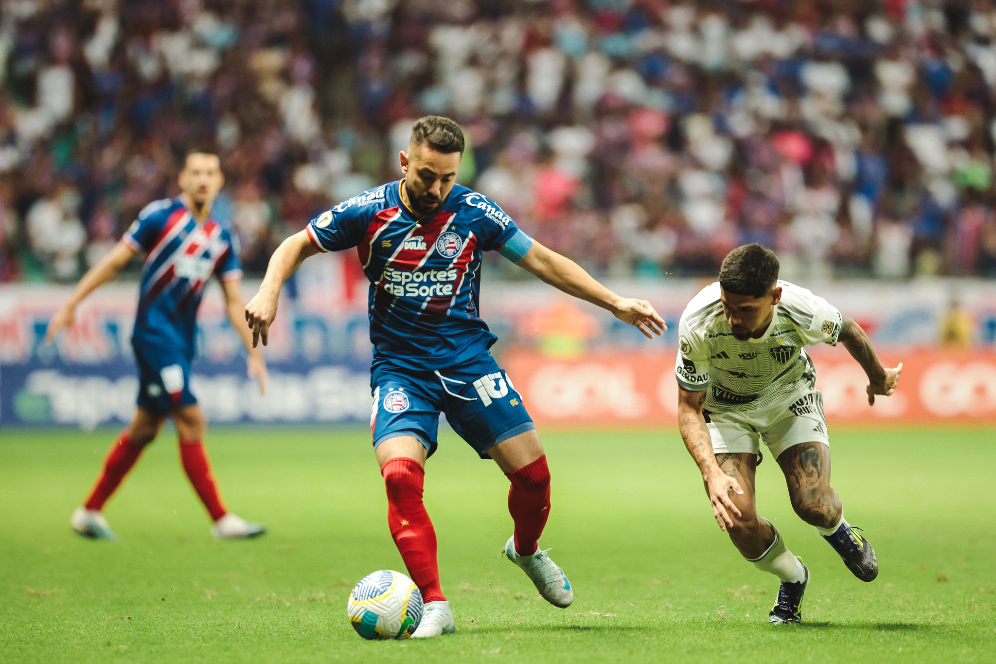 Bahia vence o Atlético Mineiro na Fonte Nova e sobe para o G-6 do Brasileirão