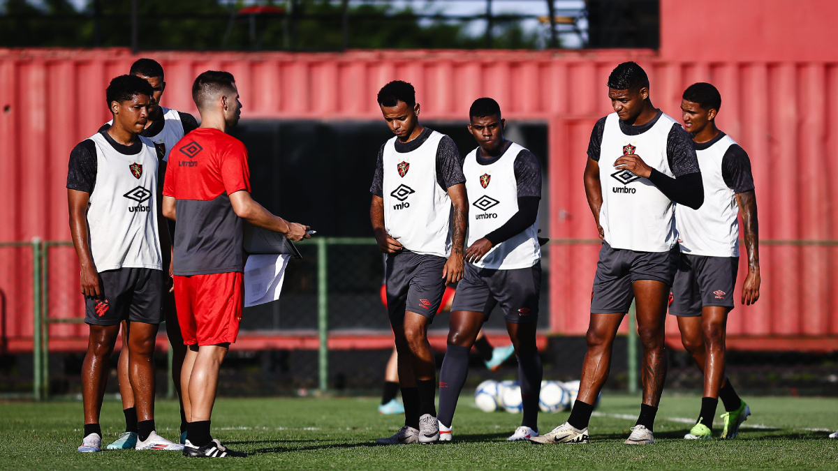 Com dúvida no meio, Sport finaliza preparação para duelo contra o Goiás; veja provável escalação