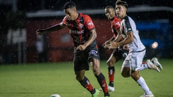 Alerrandro, atacante do Vitória em jogo contra o Vasco