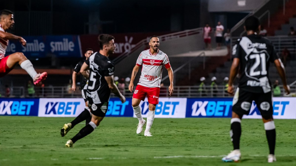 Anselmo Ramon perde gol feito, CRB leva no fim e é derrotado pela Ponte Preta na Série B