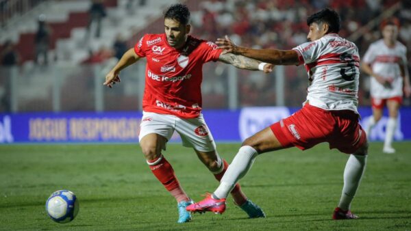 CRB perde do Vila Nova, amplia jejum e pode entrar no Z-4 da Série B nesta rodada 2 Henrique Almeida, atacante do Vila Nova, em jogo contra o CRB