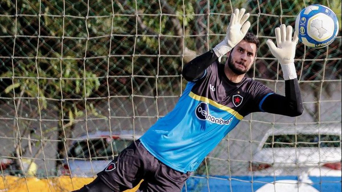 Goleiro do Botafogo-PB pede voto de confiança da torcida por acesso na Série C: “A gente não pode carregar o peso do passado”