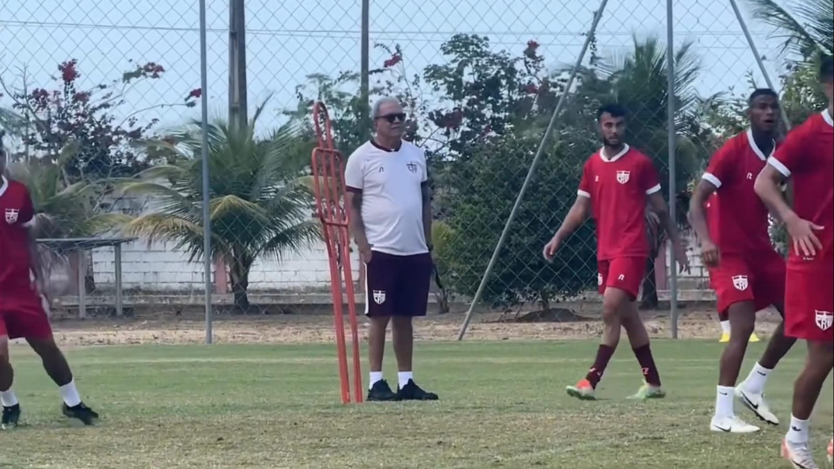 Hélio dos Anjos comanda seu primeiro treino no CRB