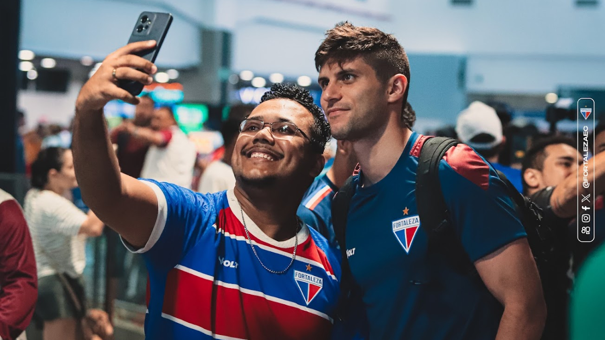 Torcida do Fortaleza lota aeroporto para apoiar time antes de decisão contra o Corinthians